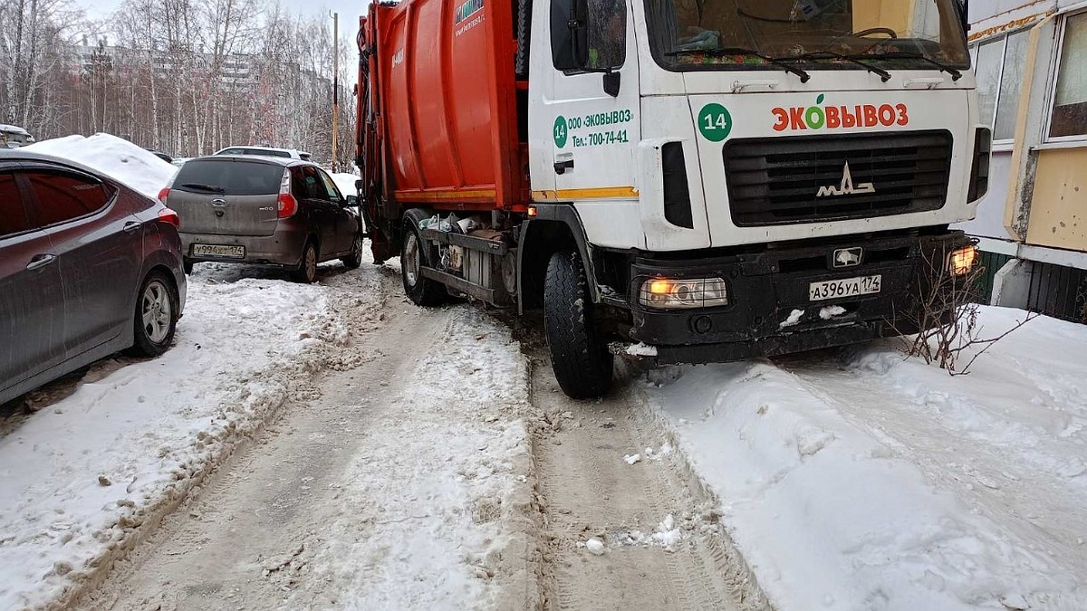 Перевозчики твердых коммунальных отходов вновь арендуют снегоуборочную  технику, чтобы пробиться к мусорным бакам в Челябинске - KP.RU