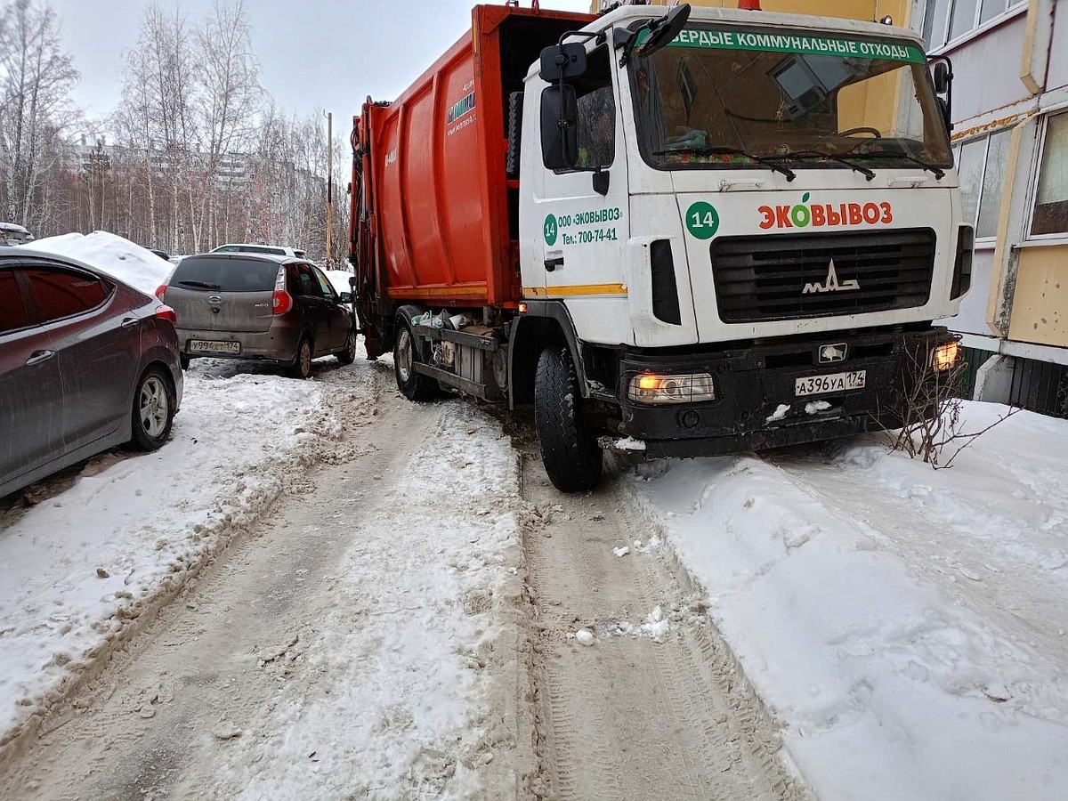 Перевозчики твердых коммунальных отходов вновь арендуют снегоуборочную  технику, чтобы пробиться к мусорным бакам в Челябинске - KP.RU