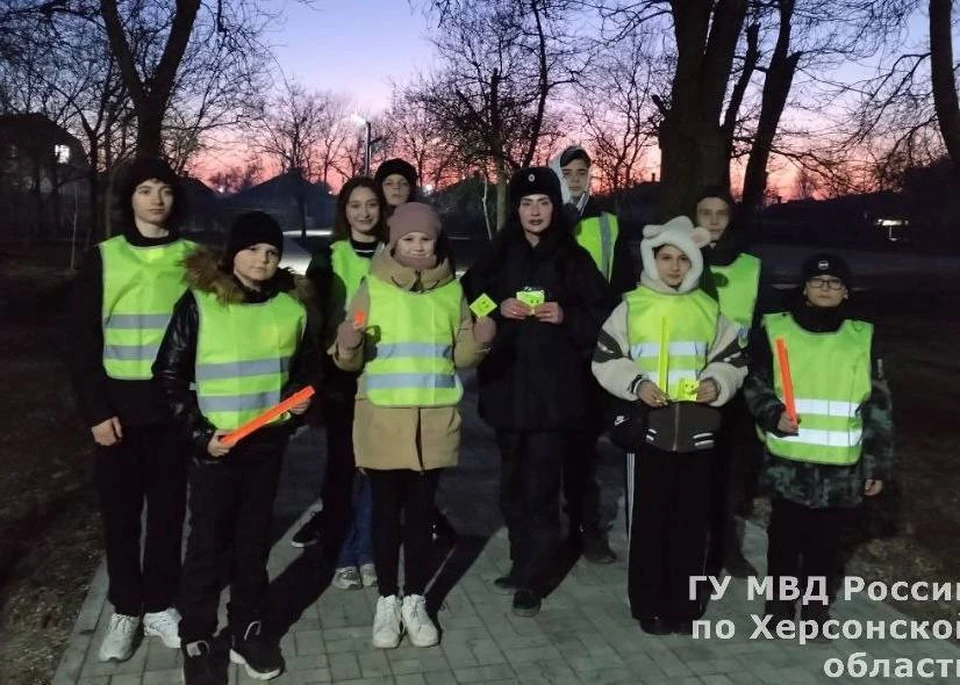 В центральном парке города Геническ провели акцию "Засветись в темноте". ФОТО: ГУ МВД России по Херсонской области