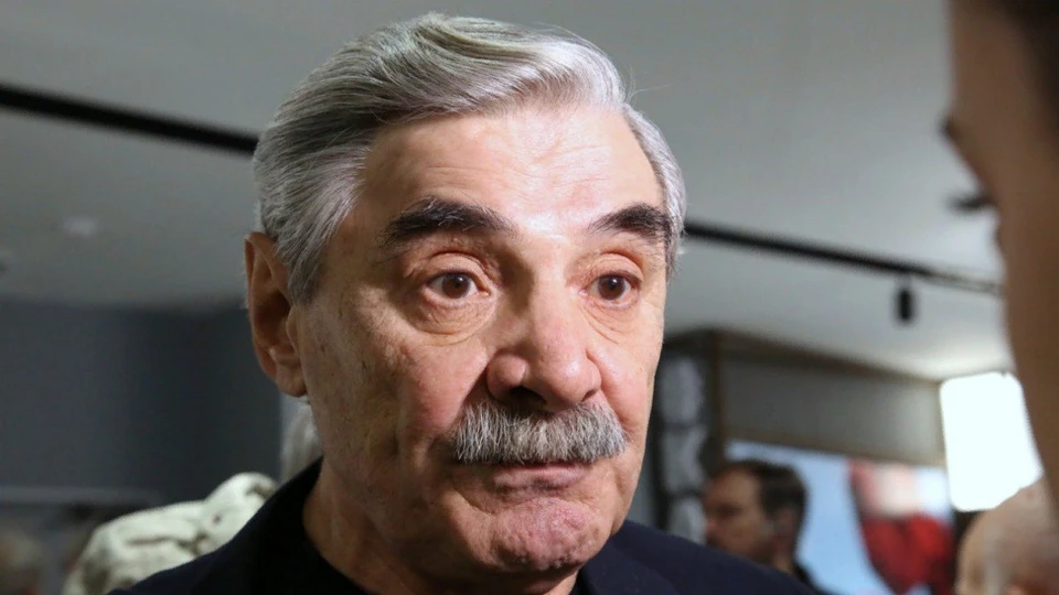Артист, по словам супруги, находится дома