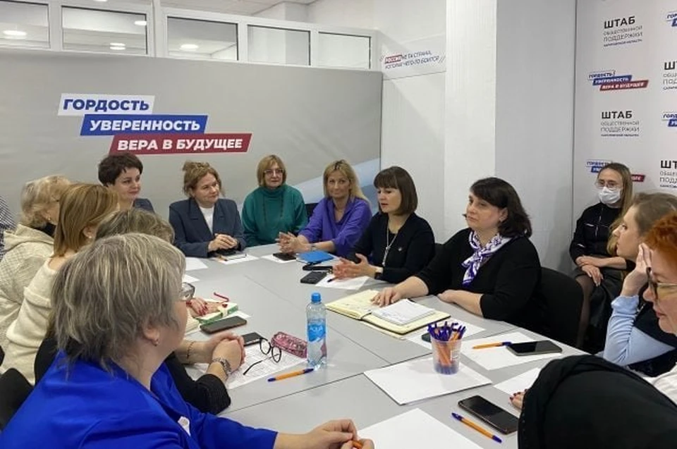 В Саратове волонтеры и активистки обсудили роль женщин в поддержке СВО