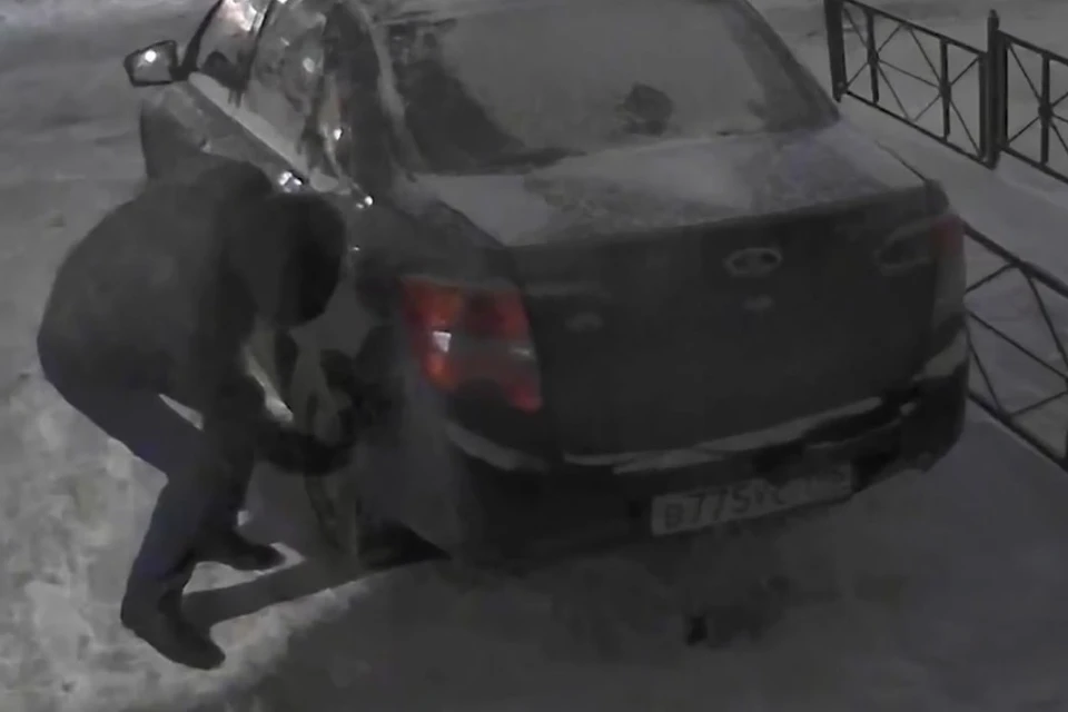 Мужчина регулярно резал колеса припаркованным автомобилям во дворе. Фото: скриншот видео от читателя