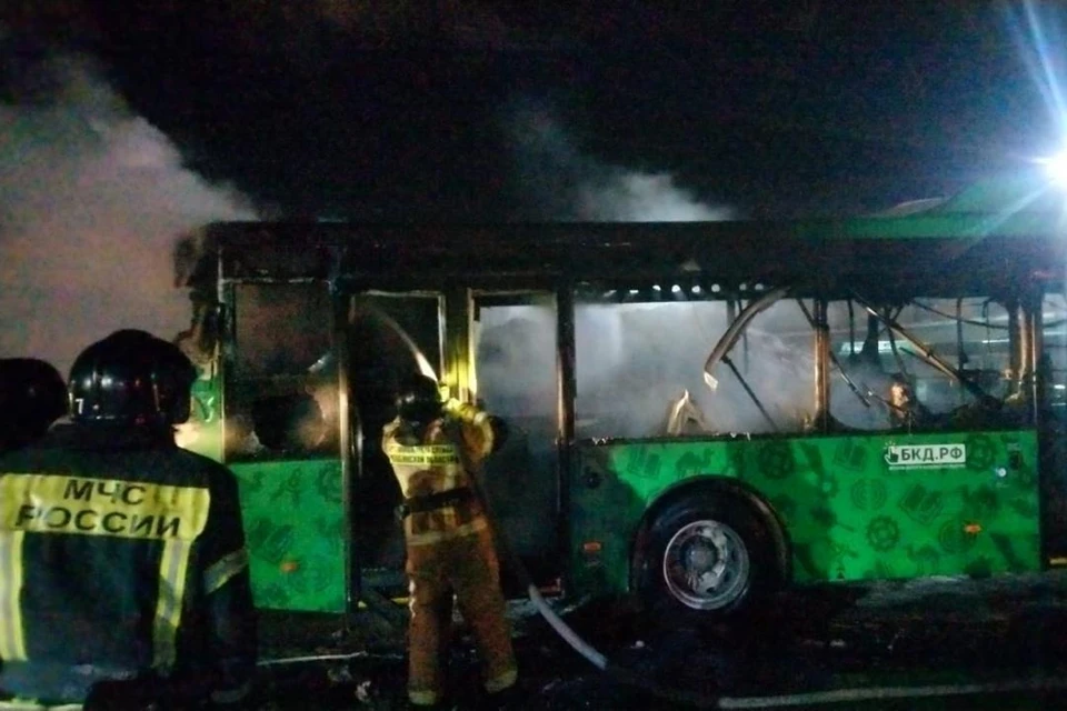 Автобус загорелся ночью. Фото: предоставлено КП