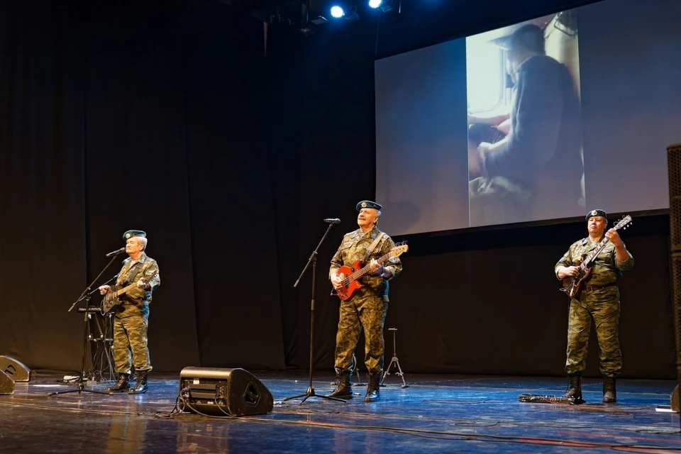 Ветераны СВО стали почетными гостями на концерте легендарного ансамбля десантников. Фото - АПК.