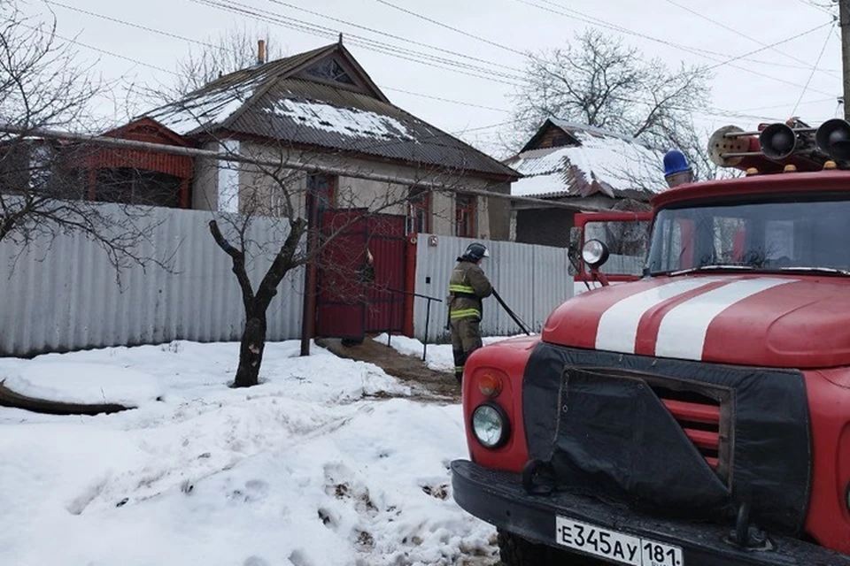 12 февраля в 8:35 в Перевальске на улице Кишиневская начался пожар в частном доме. Фото - МЧС ЛНР