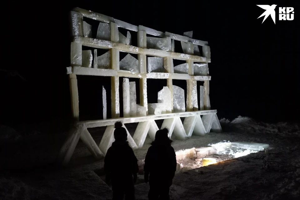 Скульптор Юра Мистрюков создал скульптуру изо льда, чтобы ее разрушить