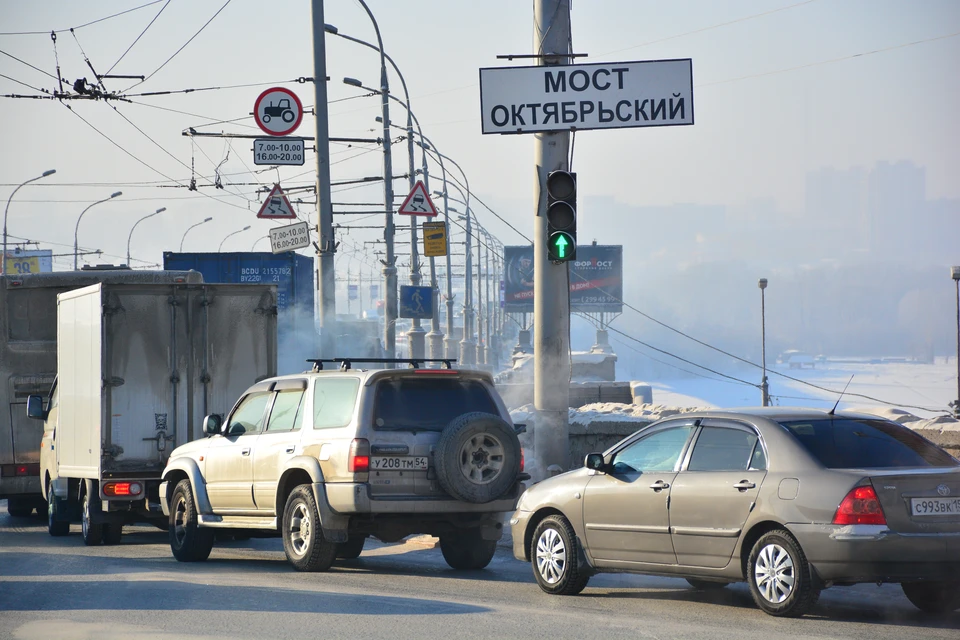 Выбоины заделают на Октябрьском и Димитровском мостах.