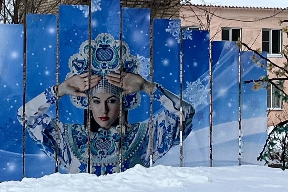 Для стенда со снегурочкой использовали готовое фото Саши Грей. Фото: МедиаЛайм Агаповка / ВКонтакте
