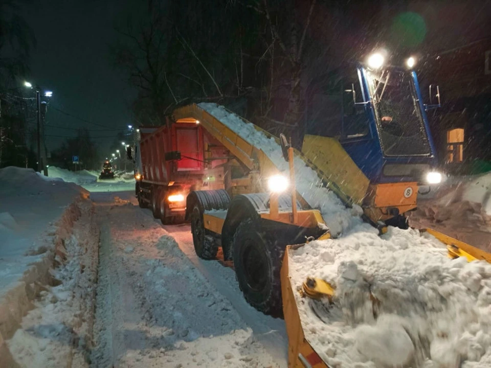 В Ульяновске продолжается расчистка дорог от снега. Фото администрация Ульяновска