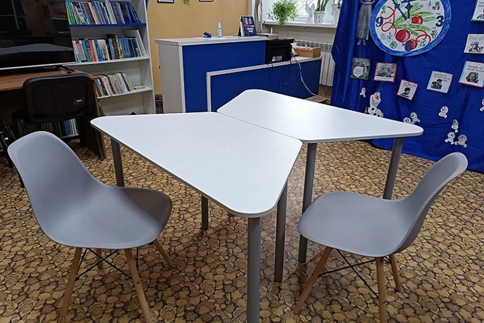 В библиотеки Мариуполя привезли новое оборудование и мебель для читальных залов. Фото: ТГ/Толстыкина