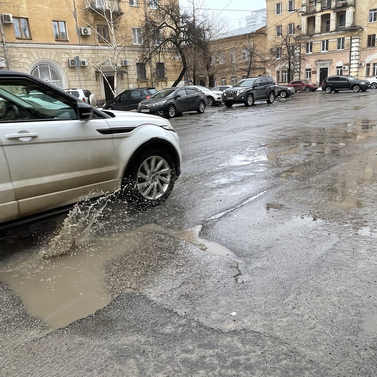 Проехать по городу невозможно»: водители возмущаются состоянием дорог в  Волгограде - KP.RU