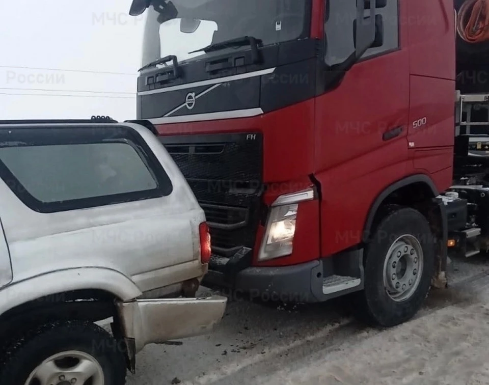 На калужской трассе фура врезалась в легковой автомобиль
