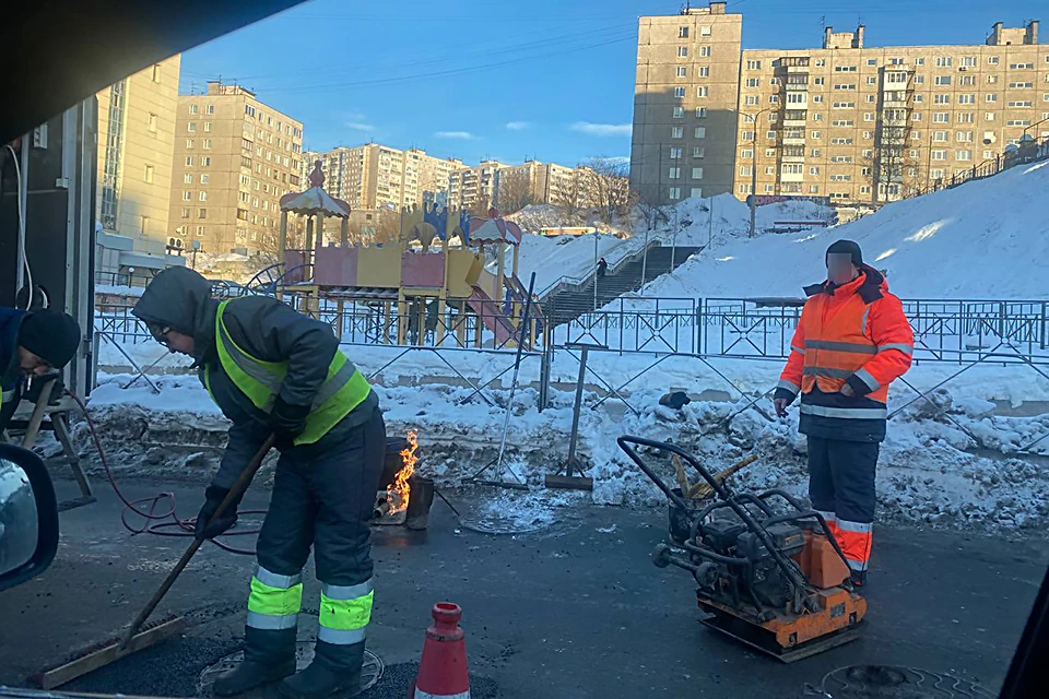 В центре Мурманска рабочие проводят ремонт дороги в морозы. Фото: Nord-News