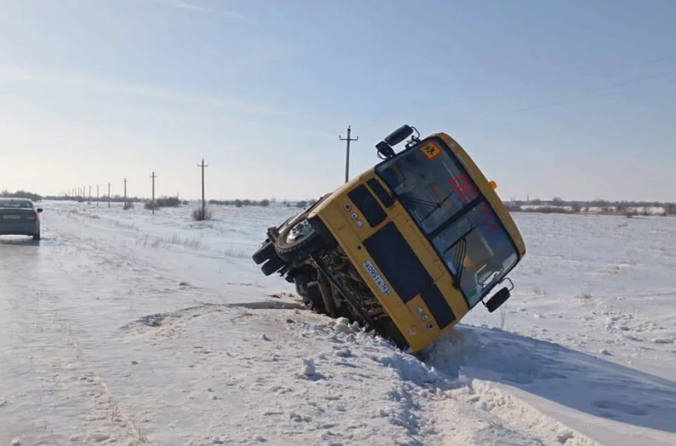 Автобус с девятью учащимися школы села Августовка «улетел» в кювет и перевернулся.