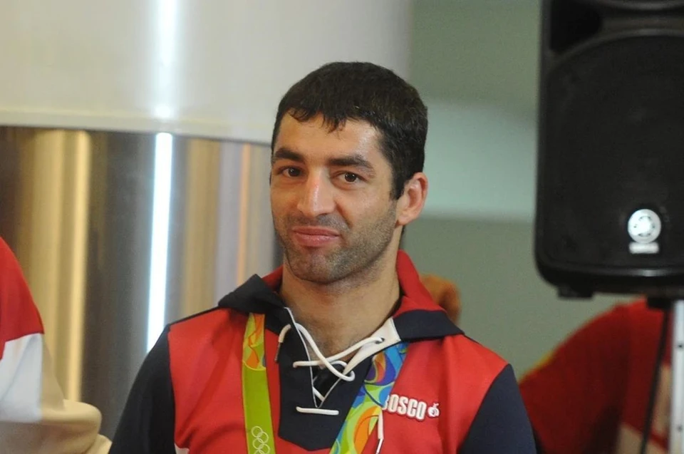 Новосибирский боксер Михаил Алоян спросил совета по поводу голосования.