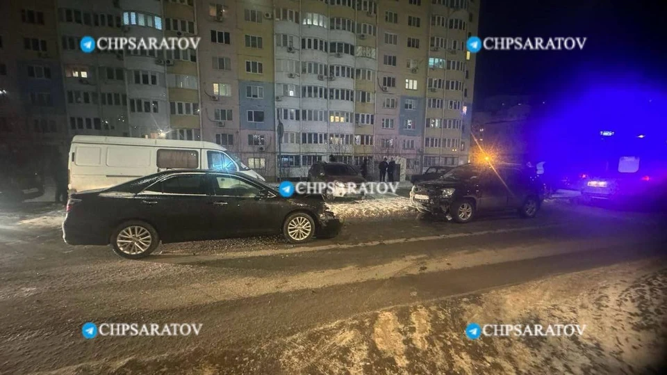 Фото: Ночью в Солнечном Саратова столкнулись две иномарки KIA и Toyota