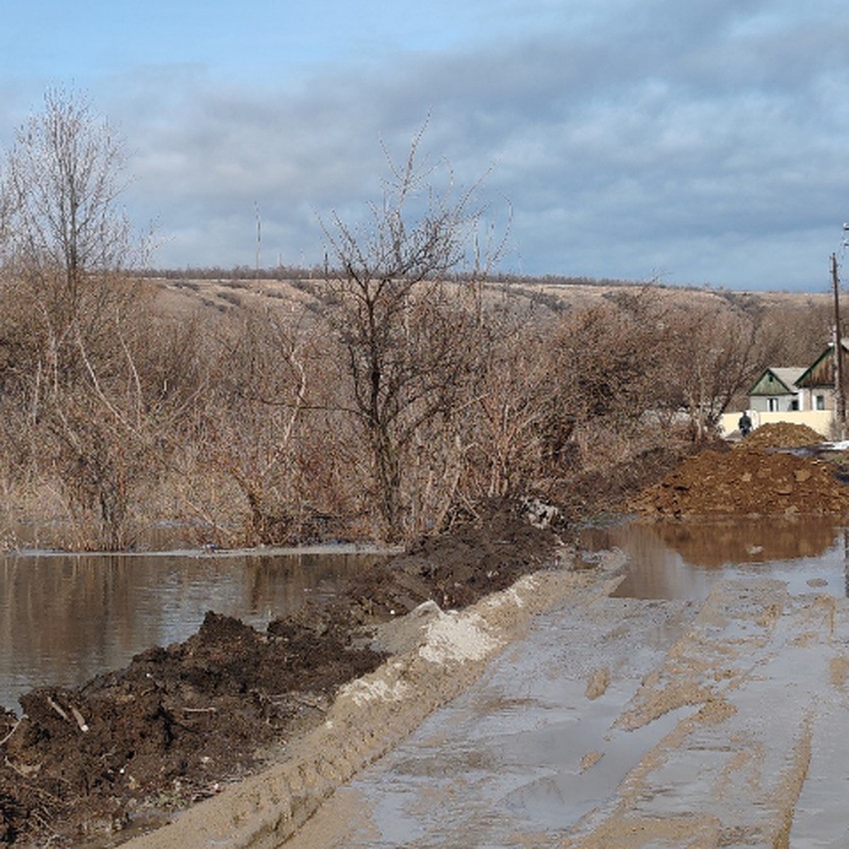 Вода начала постепенно уходить: Что происходит в затопленном поселке Белом  - KP.RU