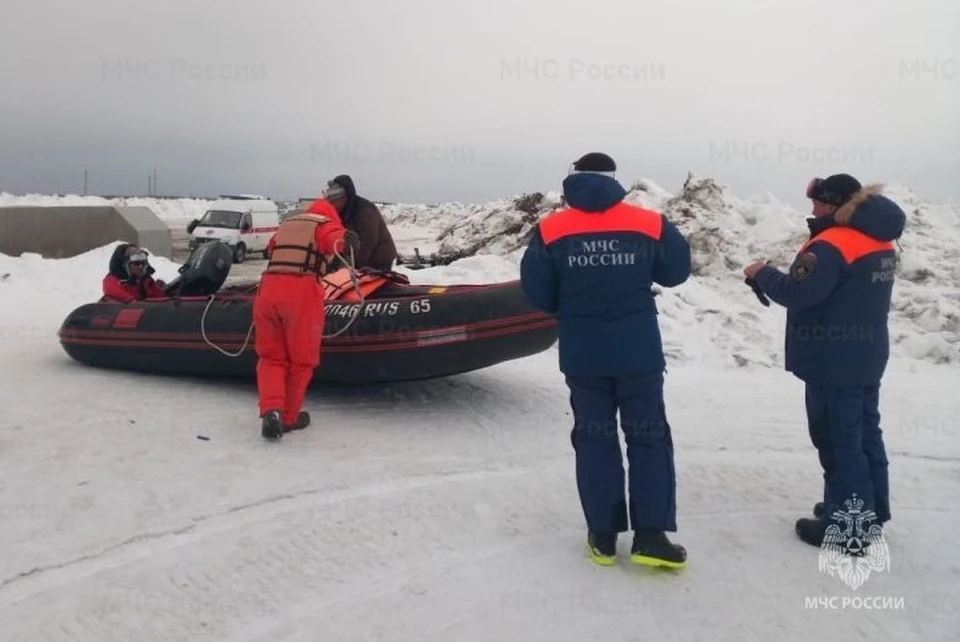 14 рыбаков оказались в открытом море на оторванной льдине в районе села Стародубское. Фото: ГУ МЧС России по Сахалинской области