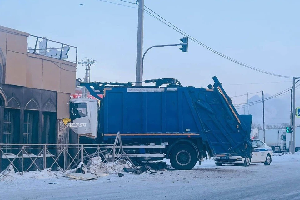 Ооо экология новосибирск. Провалился мусоровоз в перми. Спецавтохозяйство мусоровозы иркутск. Мусоровоз новосибирск. Мусоровоз на помойке.