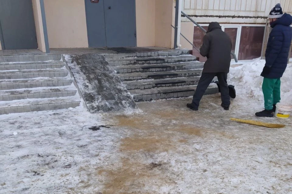 Специалисты выполняли механизированную очистку от льда на подходах к остановочным павильонам, на проезжих частях, пешеходных зонах