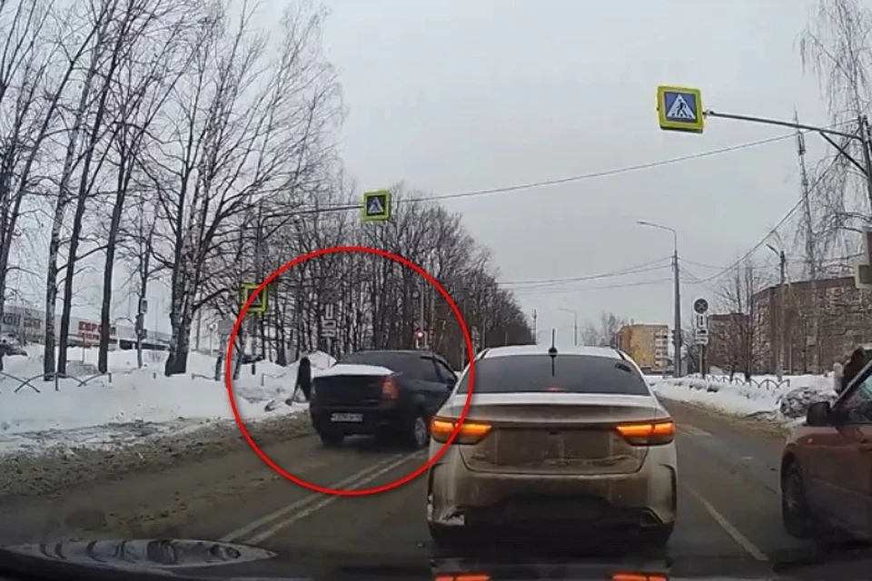 Renault Logan нагло пролетел по встречной полосе на красный сигнал светофора в Рязани. Фото: ПУВР.