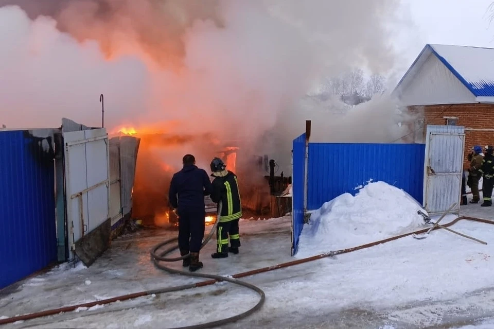 Пожарные вытащили из горящего гаража трактор и «Мазду» в селе под Липецком