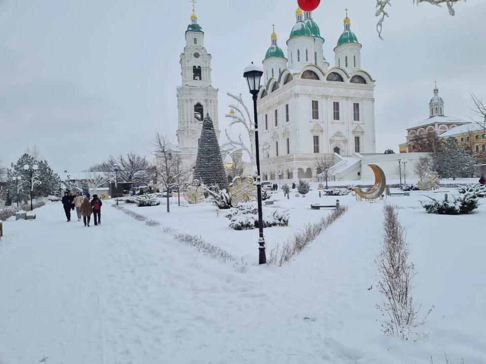 С раннего утра пескосоляную смесь разбрасывают в парках, скверах, и на тротуарах