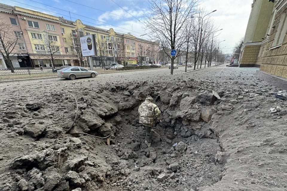 Рядом со зданием библиотеки образовалась глубокая воронка
