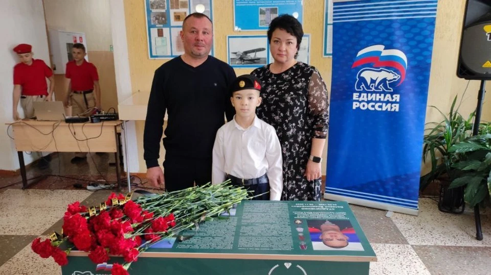 Родные героя около его парты. Фото: sev.gov.ru
