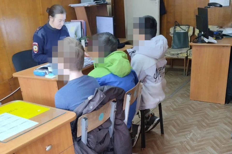 Фото с места событий, школьники в полицейском участке. Фото: prim_police