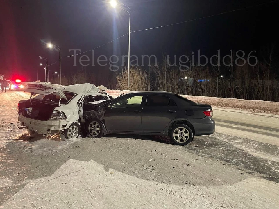 В Югре водитель иномарки спровоцировал аварию, выехав на встречку. Фото: УГИБДД России по ХМАО-Югре