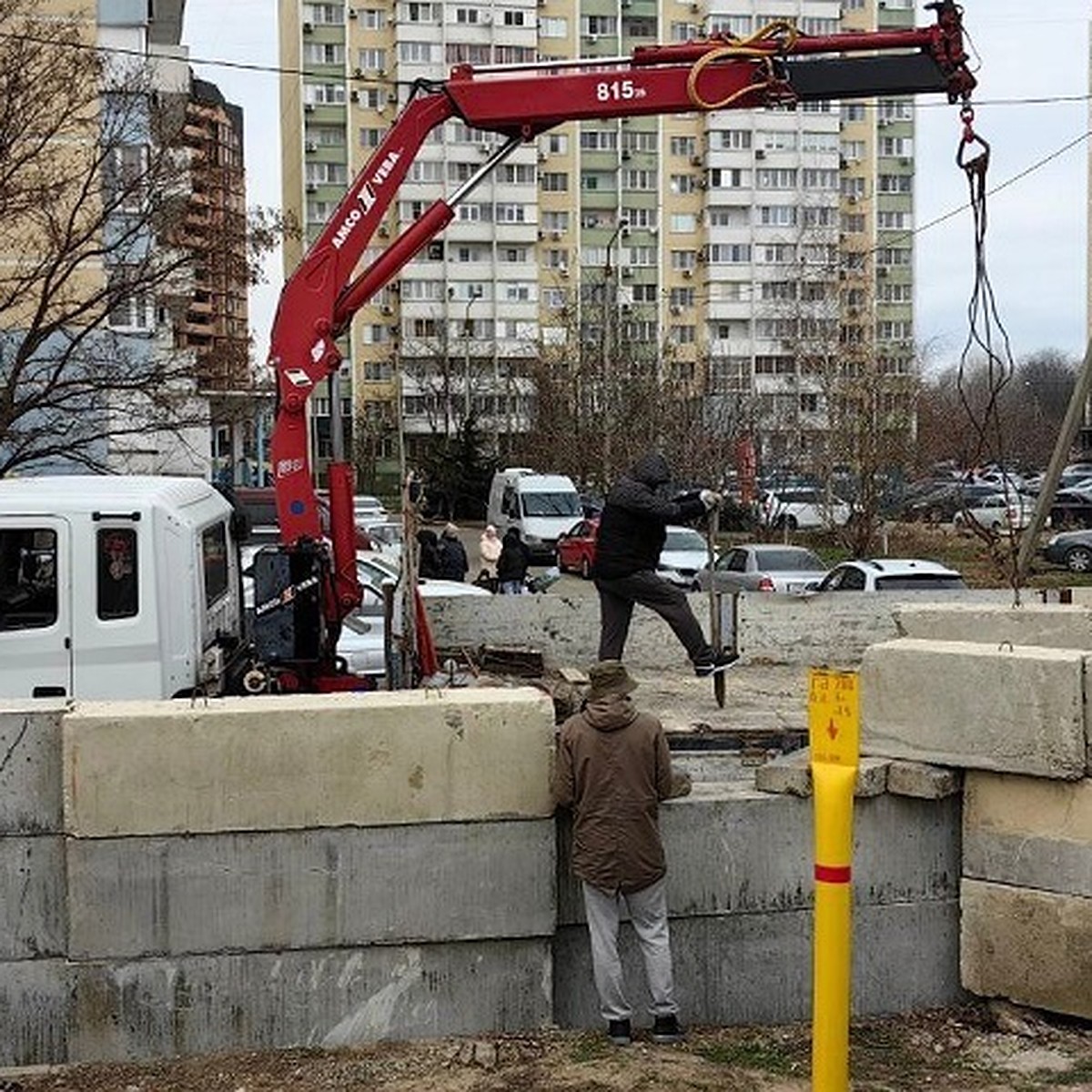 Берлинская стена в краснодарском дворе. Жители Гидростоя возвели бетонное  ограждение, чтобы не видеть соседей - KP.RU