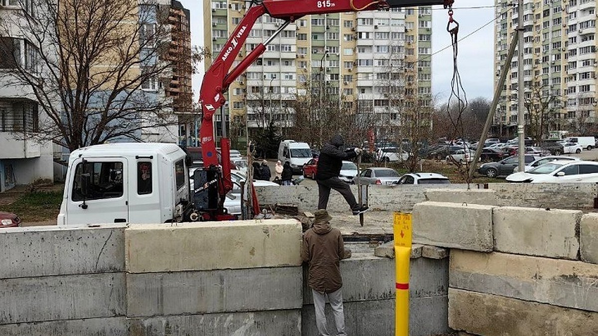 Берлинская стена в краснодарском дворе. Жители Гидростоя возвели бетонное  ограждение, чтобы не видеть соседей - KP.RU