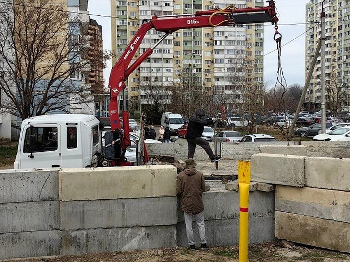 Берлинская стена в краснодарском дворе. Жители Гидростоя возвели бетонное  ограждение, чтобы не видеть соседей - KP.RU