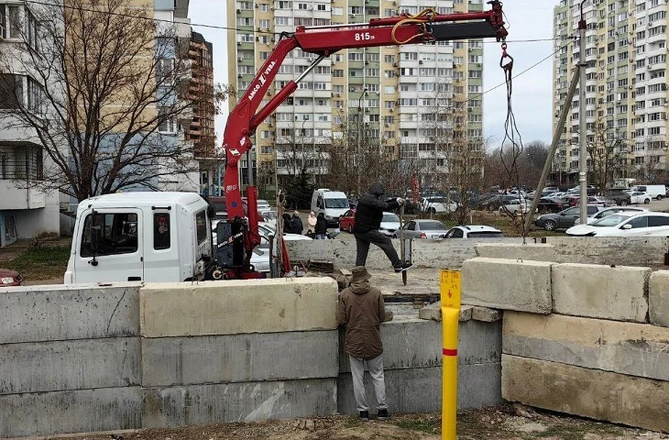 Бетонный забор вырос за несколько часов. Фото: GMRLIVE