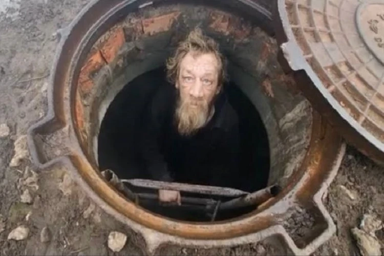 «Больше десяти лет считали мертвым»: в Самарской области нашли родственников мужчины, который жил в канализационном колодце