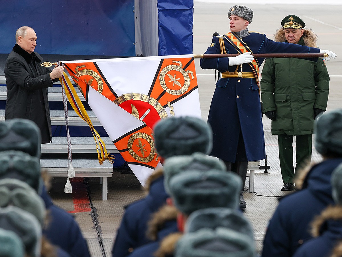 Подарил икону, вручил ордена: Владимир Путин наградил военных летчиков на  аэродроме Чкаловский - KP.RU