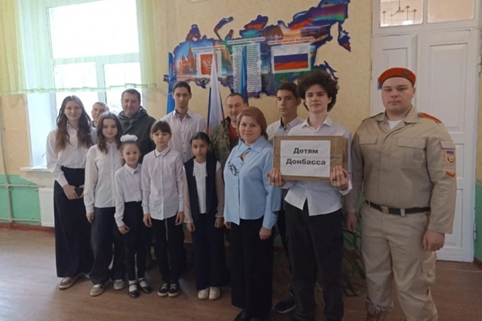 Посылки от жителей Одесского района получили ученики школы №28 в Стаханове. Фото - правительство Омской области