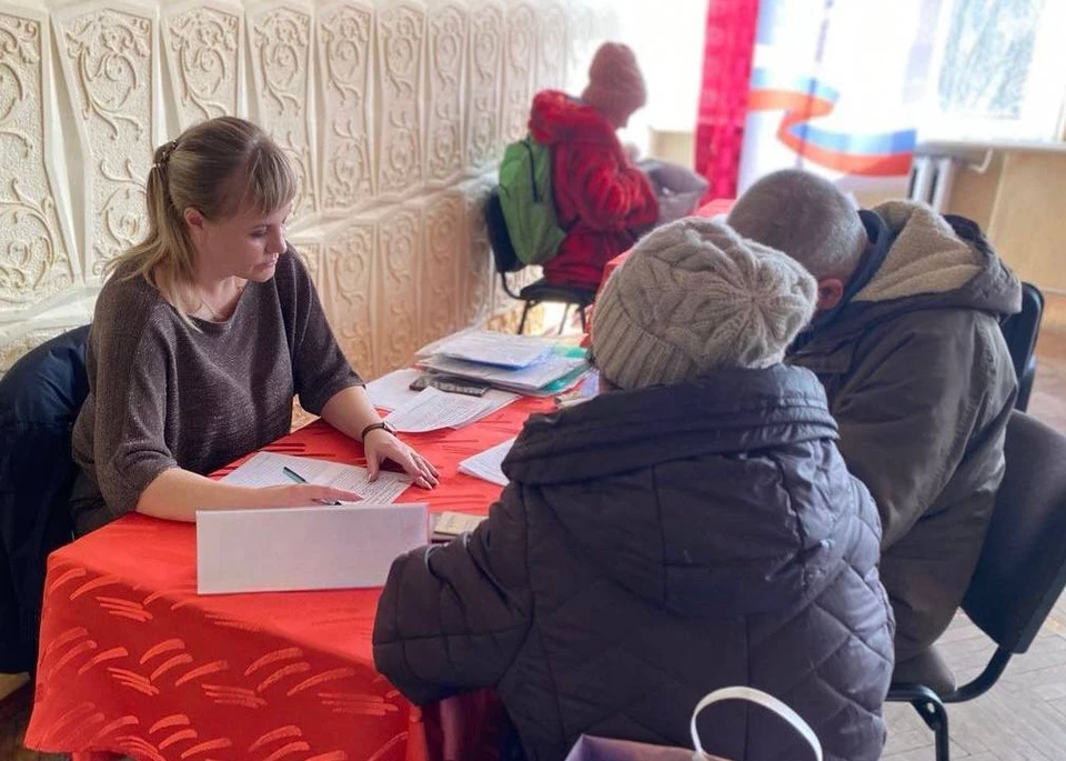 Всего за день работы специалисты приняли более 80 обращений и заявлений от местных жителей. ФОТО: Владимир Сальдо