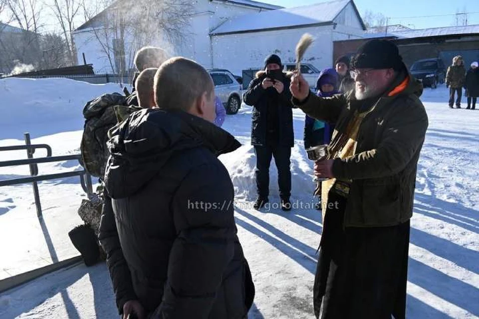 Четверых мужчин из Иркутской области проводили на службу в зону СВО. Фото: администрация Тайшета