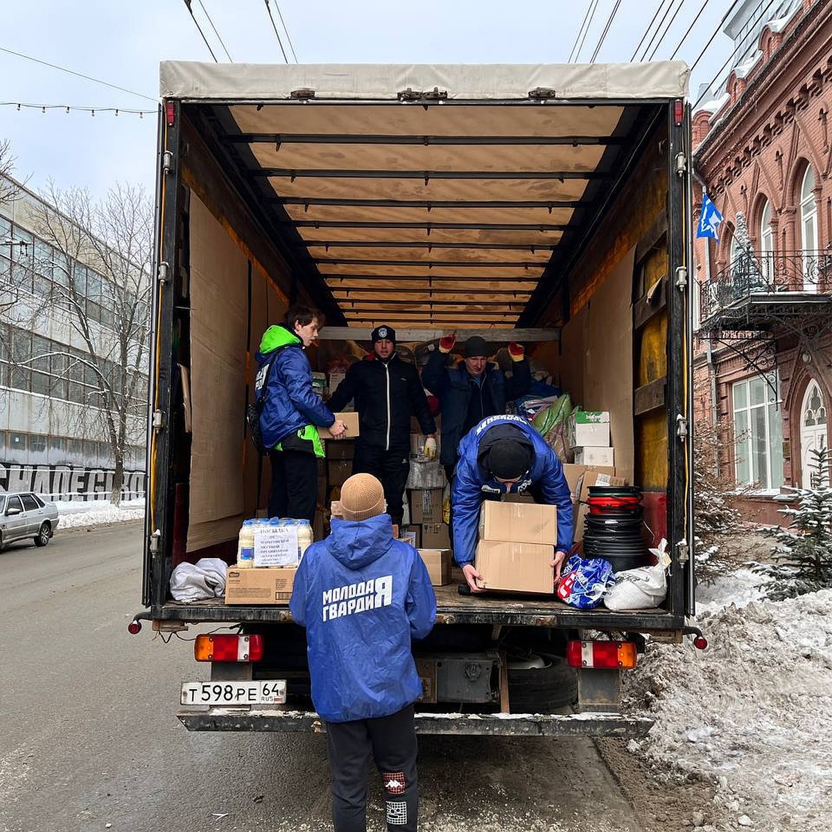 За два года в гуманитарной миссии ЕР приняли участие более 3,5 тысячи  волонтеров - KP.RU