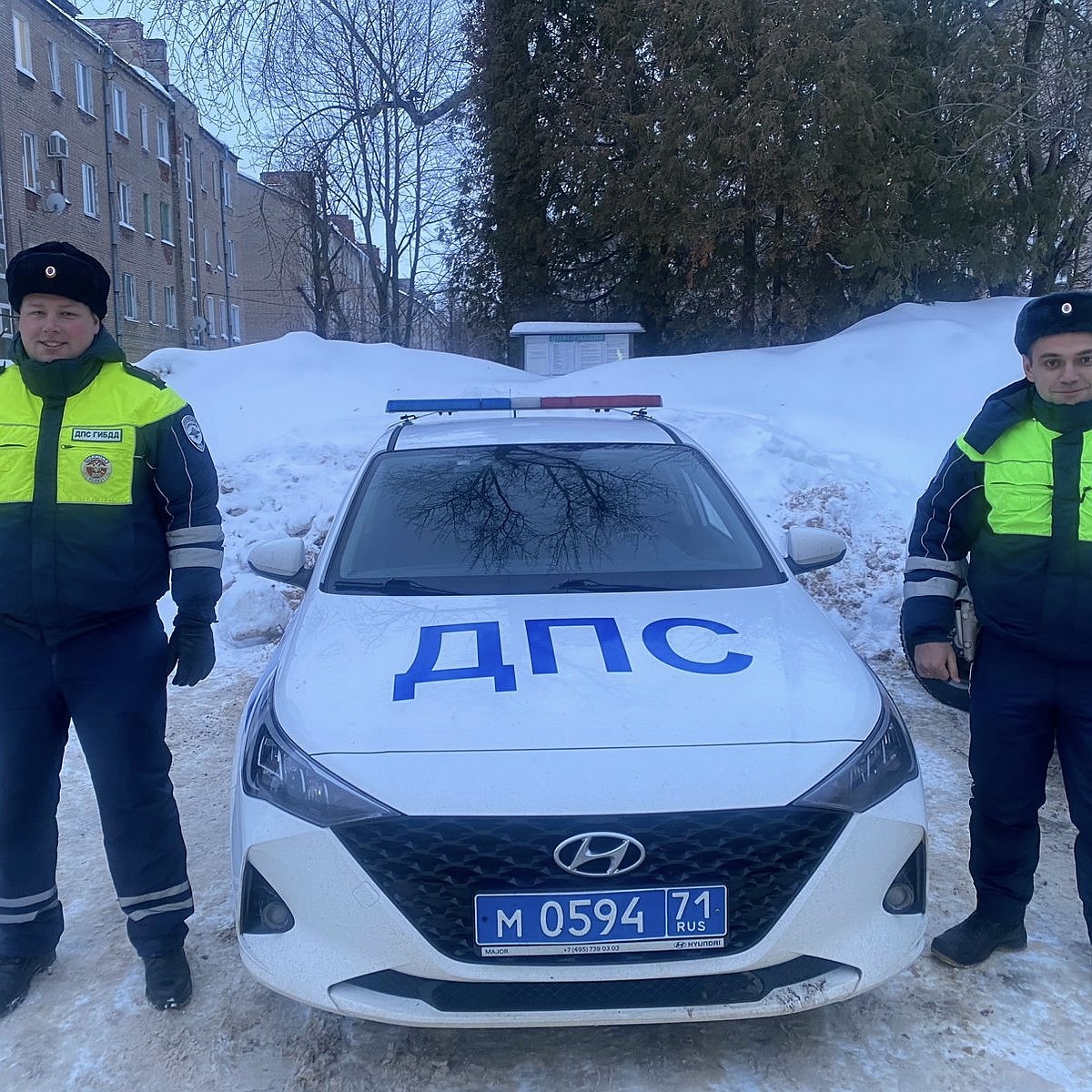 В Новомосковске сотрудники ДПС помогли вытащить автомобиль «ВАЗ» из сугроба  - KP.RU