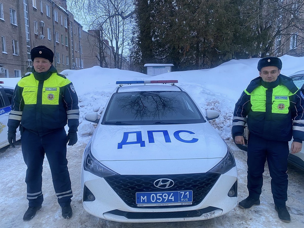 В Новомосковске сотрудники ДПС помогли вытащить автомобиль «ВАЗ» из сугроба  - KP.RU