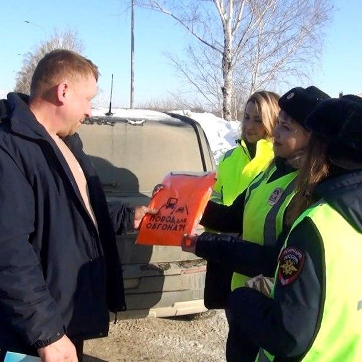 В Ульяновске сотрудницы ГАИ вручили водителям сувениры ко Дню защитника  Отечества - KP.RU