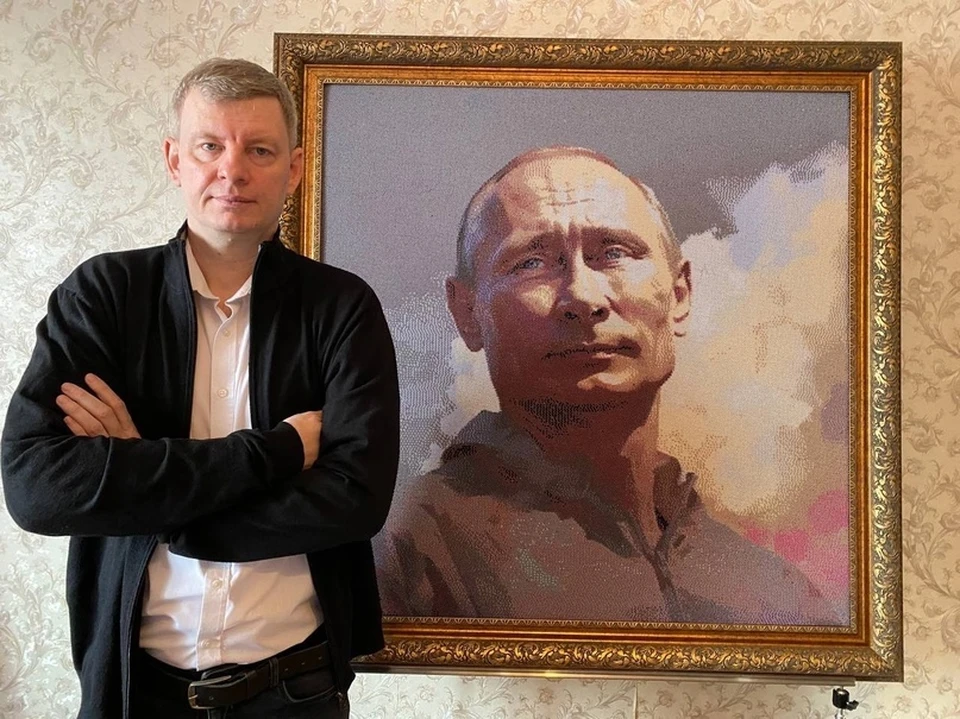 Антон Киселев ко Дню защитника Отечества создал огромный портрет президента из бисера. Фото: vk.com/biser_mosaica