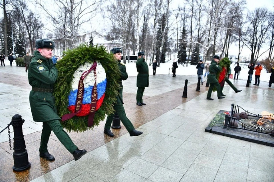 Все пришедшие почтили память погибших бойцов минутой молчания.