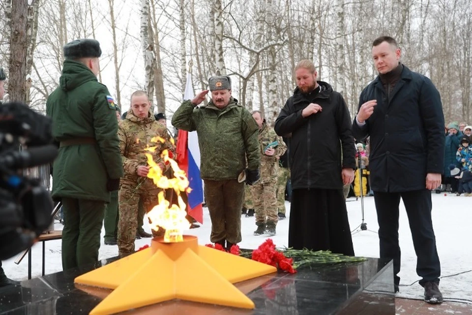 В парке Победы Тутаева 23 февраля зажгли Вечный огонь