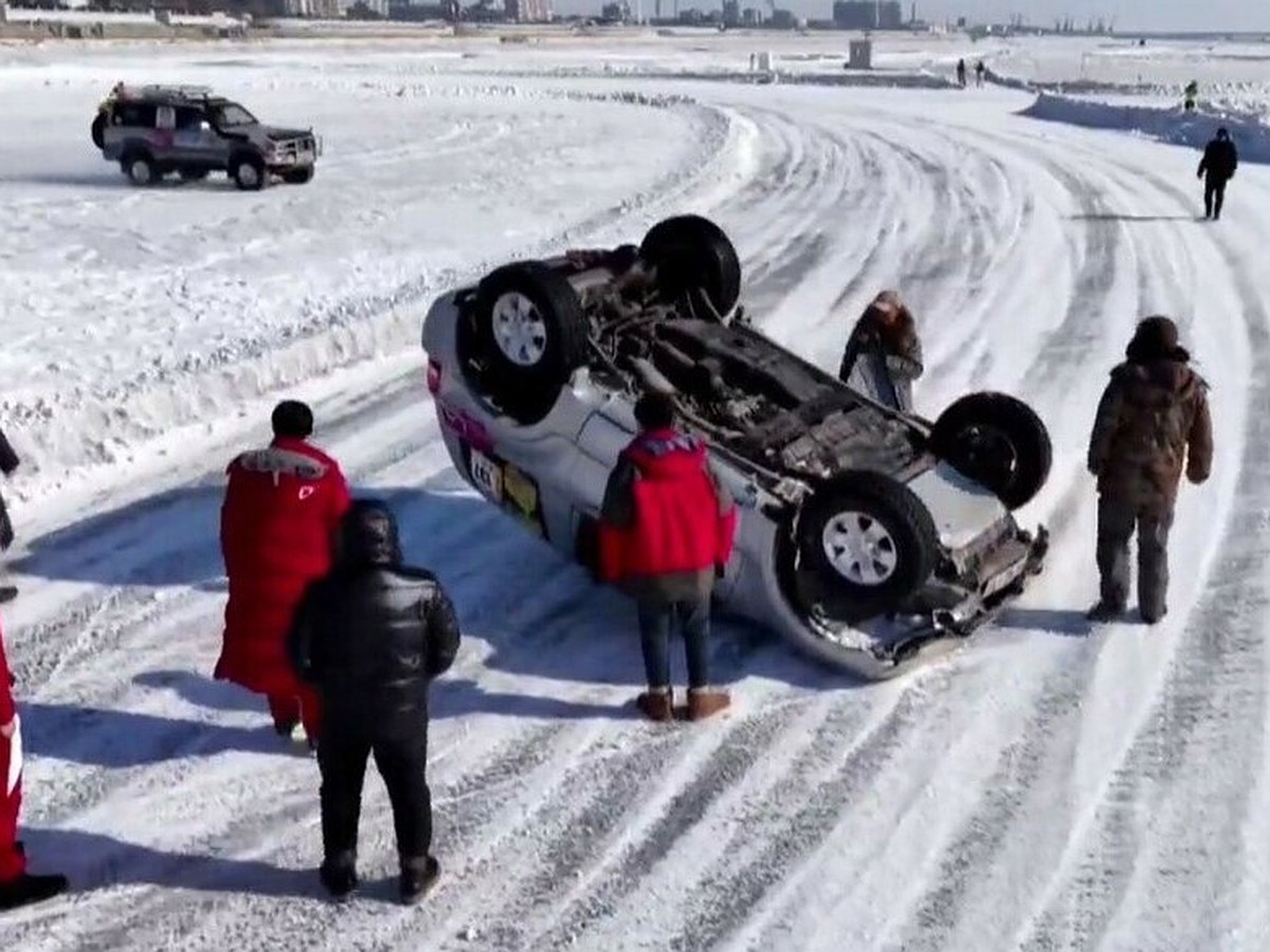 В Благовещенске перевернулся гоночный автомобиль на льду Амура - KP.RU