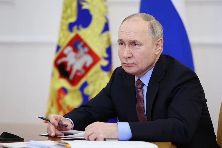 Самозапрет на кредиты и большой спорт для военных: Владимир Путин подписал важные законы