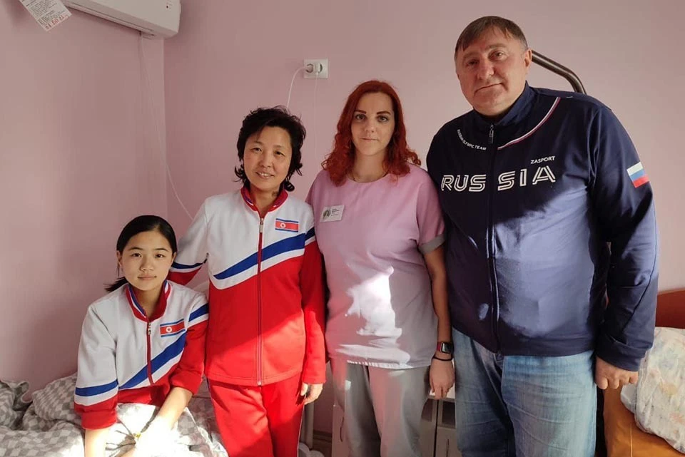 Девочка благодарит врачей и медсестер за оказанную ей помощь. Фото: посольства России в КНДР.
